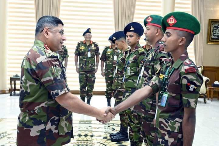 বন্যার্তদের সেবায় নিঃস্বার্থ পেশাগত দায়িত্ব ও মানবিকতার দৃষ্টান্ত স্থাপনকারী দুই সেনা সদস্যের সাথে সাক্ষাৎ করলেন
