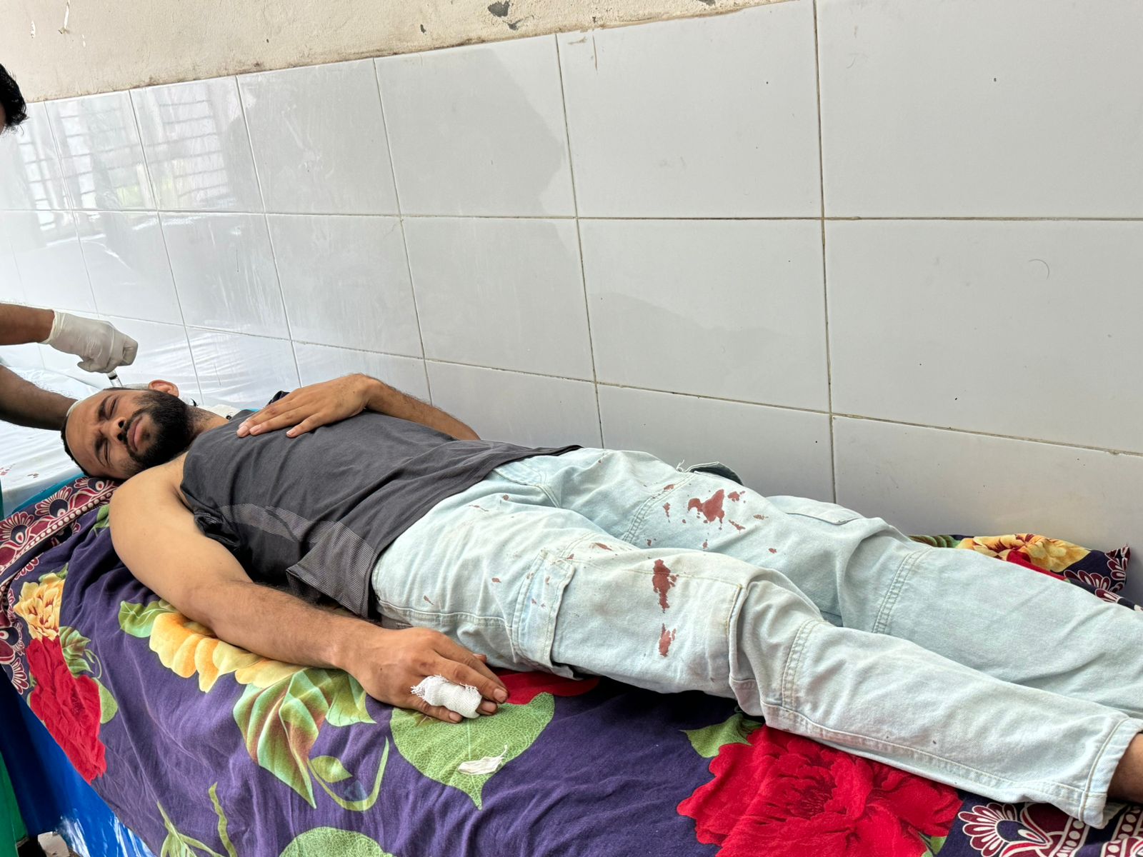 বাকেরগঞ্জে প্রবাসীকে কুপিয়ে হত্যার চেষ্টা,আহত-২ থানায় মামলা দায়ের