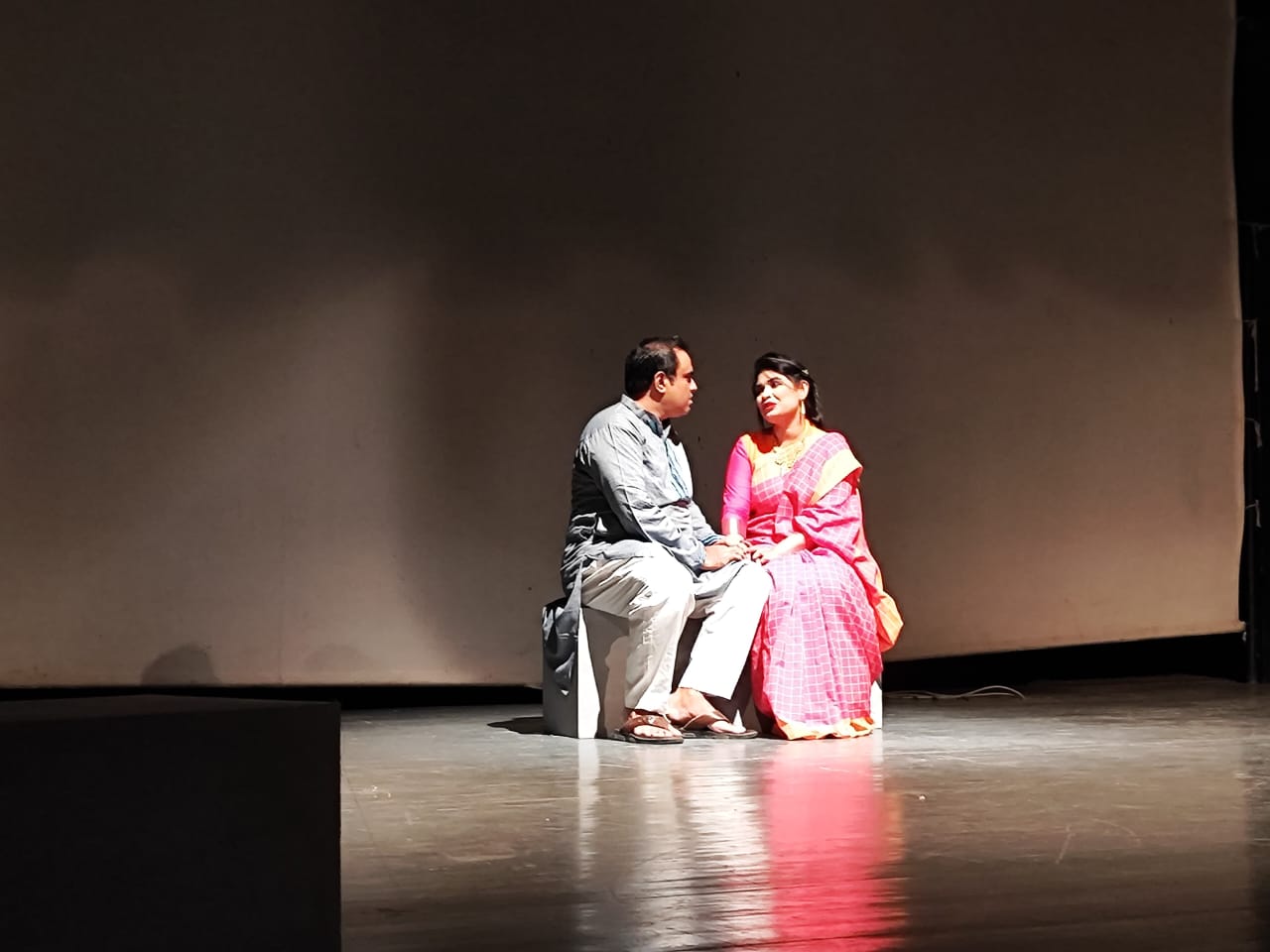 “প্রভাত ফিরে এসো” দিয়ে মঞ্চ মাতালেন অভিনেত্রী উর্মি