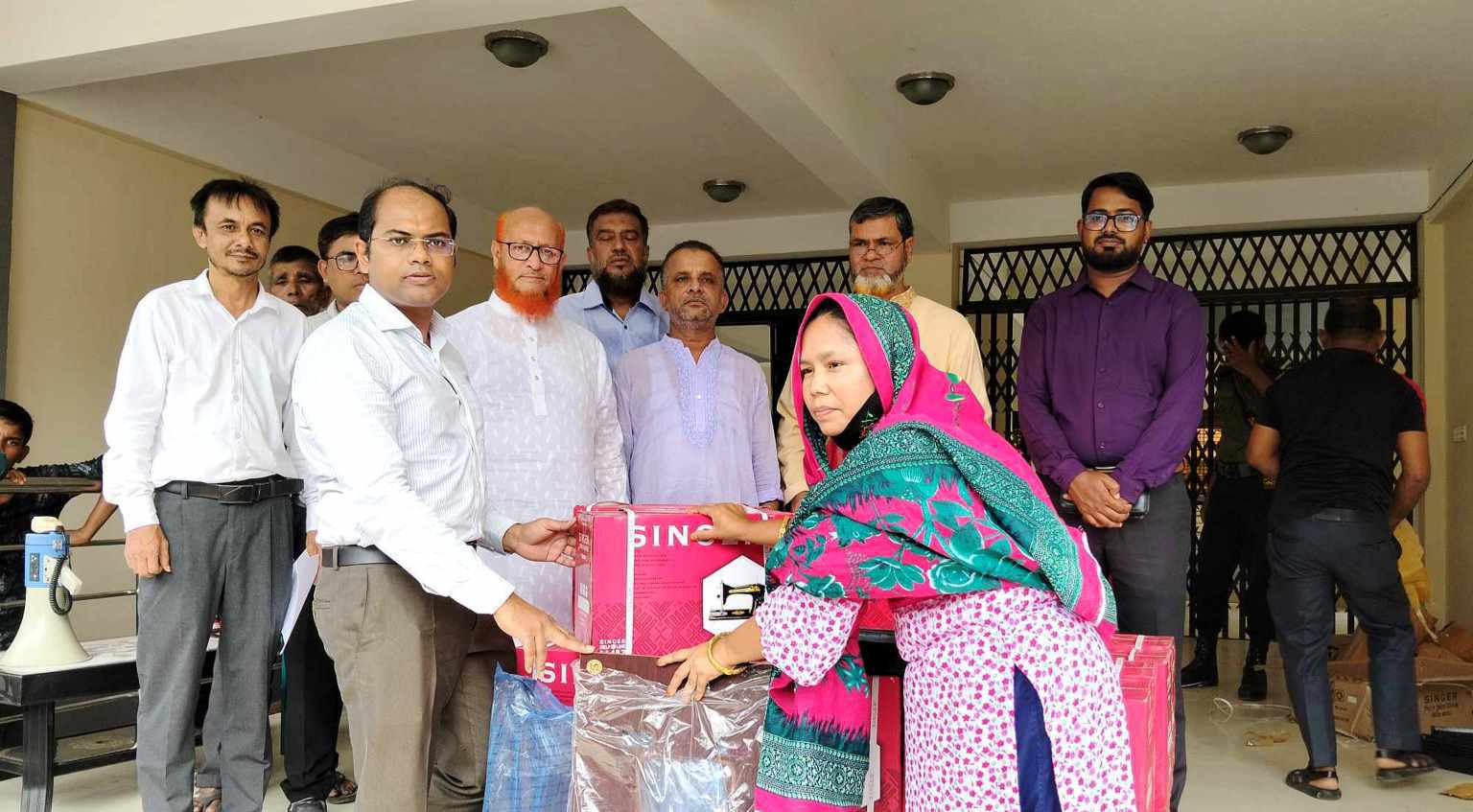 দারিদ্রদের মাঝে সেলাই মেশিন, অটো ভ্যান গাড়ি, টিন বিতারণ করেন জলঢাকা উপজেলা প্রশাসন