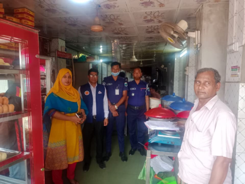 নাটোরে বিএসটিআইয়ের অভিযানে তিন প্রতিষ্ঠানকে ২৫ হাজার টাকা জরিমানা