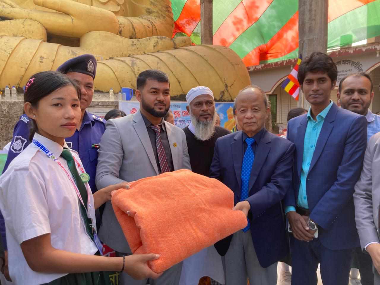 লামায় জীনামেজু অনাথ আশ্রমে কম্বল বিতরণ করেন বান্দরবান জেলা পরিষদের চেয়ারম্যান