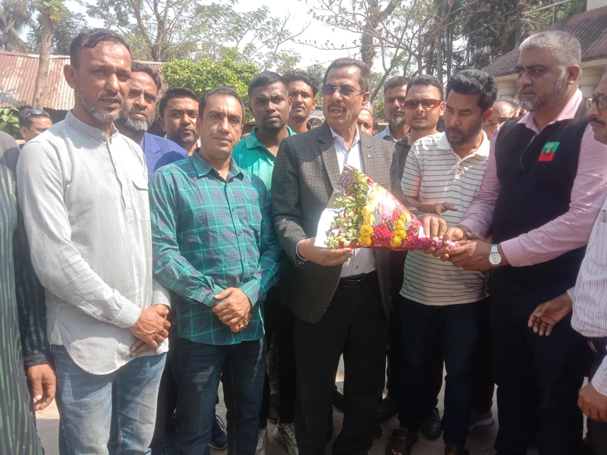 বাকেরগঞ্জে যুবদলের খালেকুজ্জামান বাহাদুরের নেতৃত্বে আবুল হোসেন খানকে ফুলের শুভেচ্ছা