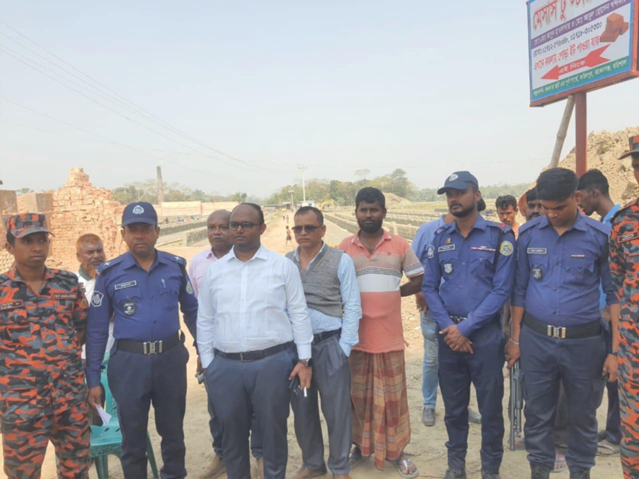 বাকেরগঞ্জে অবৈধ ইট ভাটায় প্রশাসনের অভিযান নগদ অর্থ জরিমানা সহ ভাঙলেন টিনের চিমনি
