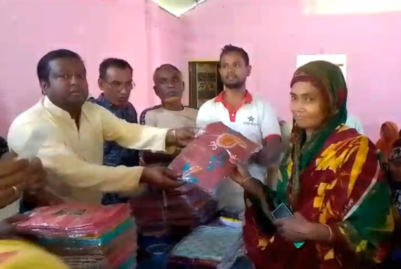 বাকেরগঞ্জ দুর্গাপাশা ইউনিয়নে ঈদ বস্ত্র বিতরণ
