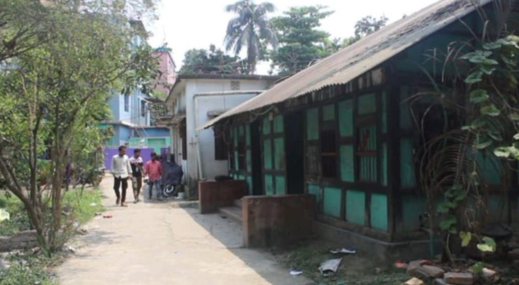 বরিশালে ছাত্রদের ভাড়া করে ঘর-সহ জমি’ জবরদখলের চেষ্টা!