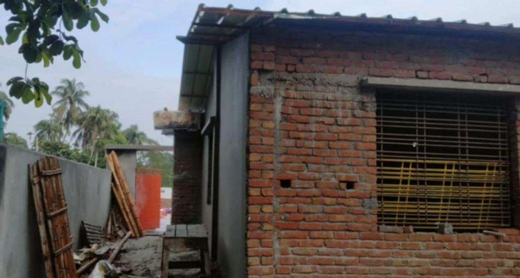 বরিশালে আদালতের রায় উপেক্ষা করে অন্যের জমিতে ভবন নির্মাণ