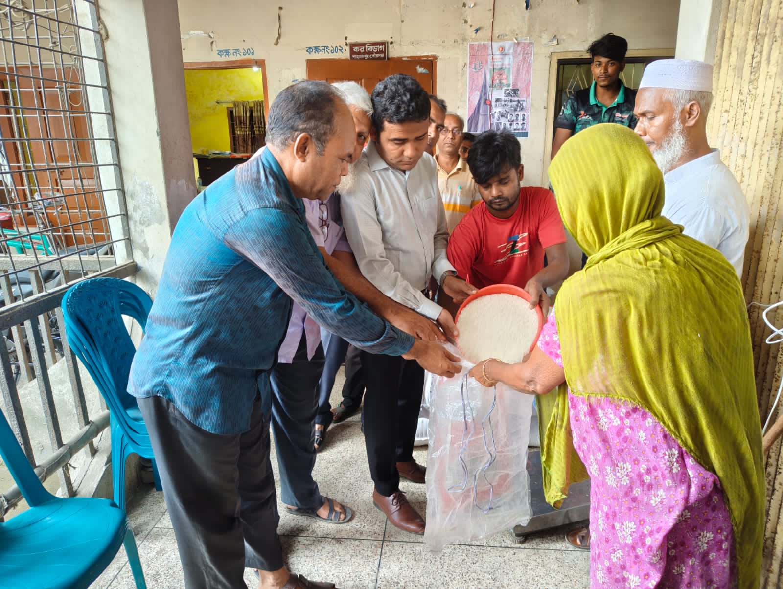 শাহজাদপুরে ঈদুল আযহা উপলক্ষে অসহায় মানুষের মাঝে ভিজিএফ চাল বিতরণ