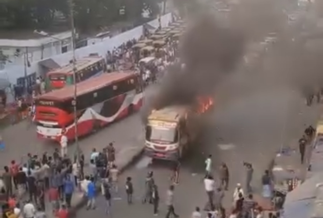 গুলিস্তানে যাত্রীবাহী বাসে আগুন