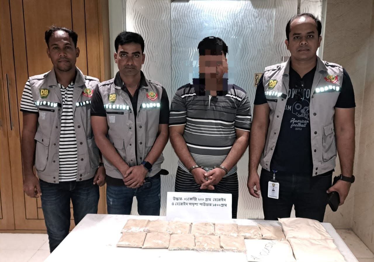 কোটি বিশ লক্ষাধিক টাকা মূল্যের হেরোইনসহ এক মাদক কারবারিকে গ্রেফতার করেছে ঢাকা মহানগর গোয়েন্দা পুলিশ