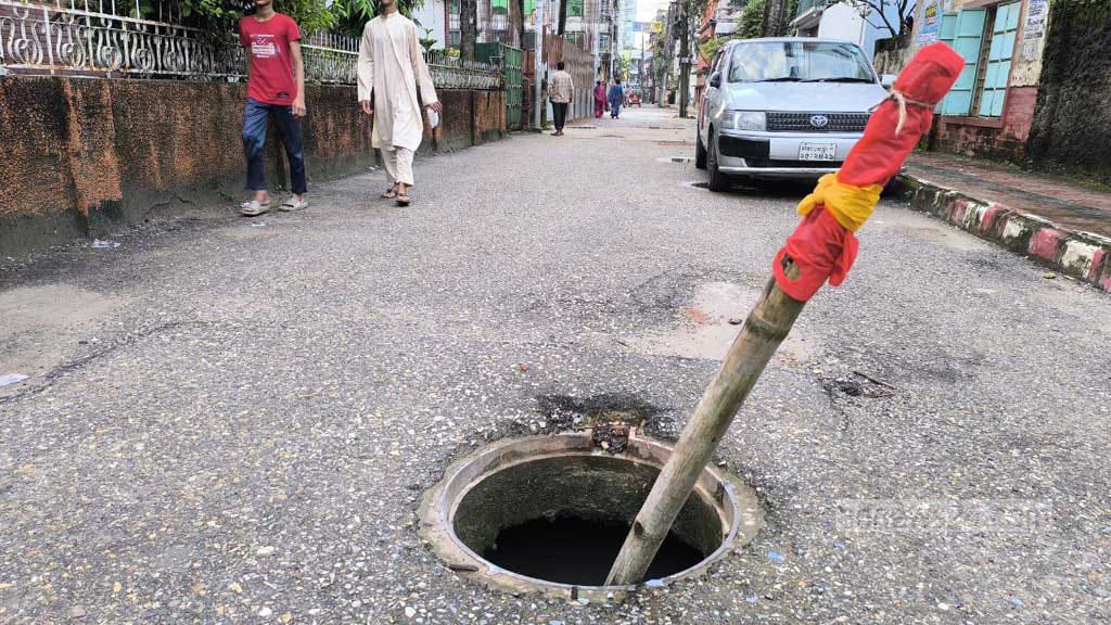 রাজধানীতে ভোরে সিএনজি অটোরিকশা দিয়ে ম্যানহোল ঢাকনা চুরি