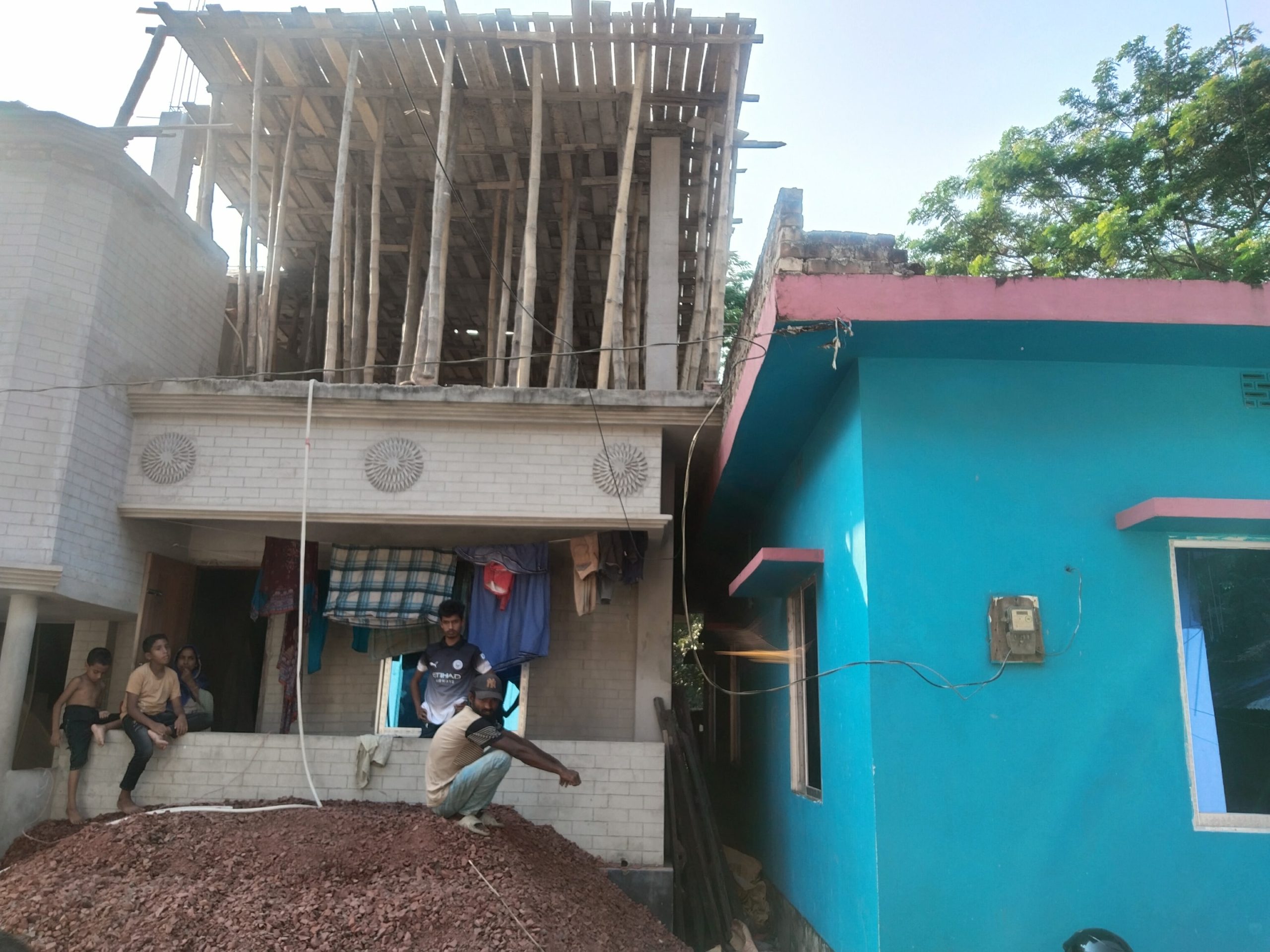 আদালতের নিষেধাজ্ঞা অমান্য করে পুলিশ কর্মকর্তার বিরুদ্ধে ভবন নির্মাণ করার অভিযোগ