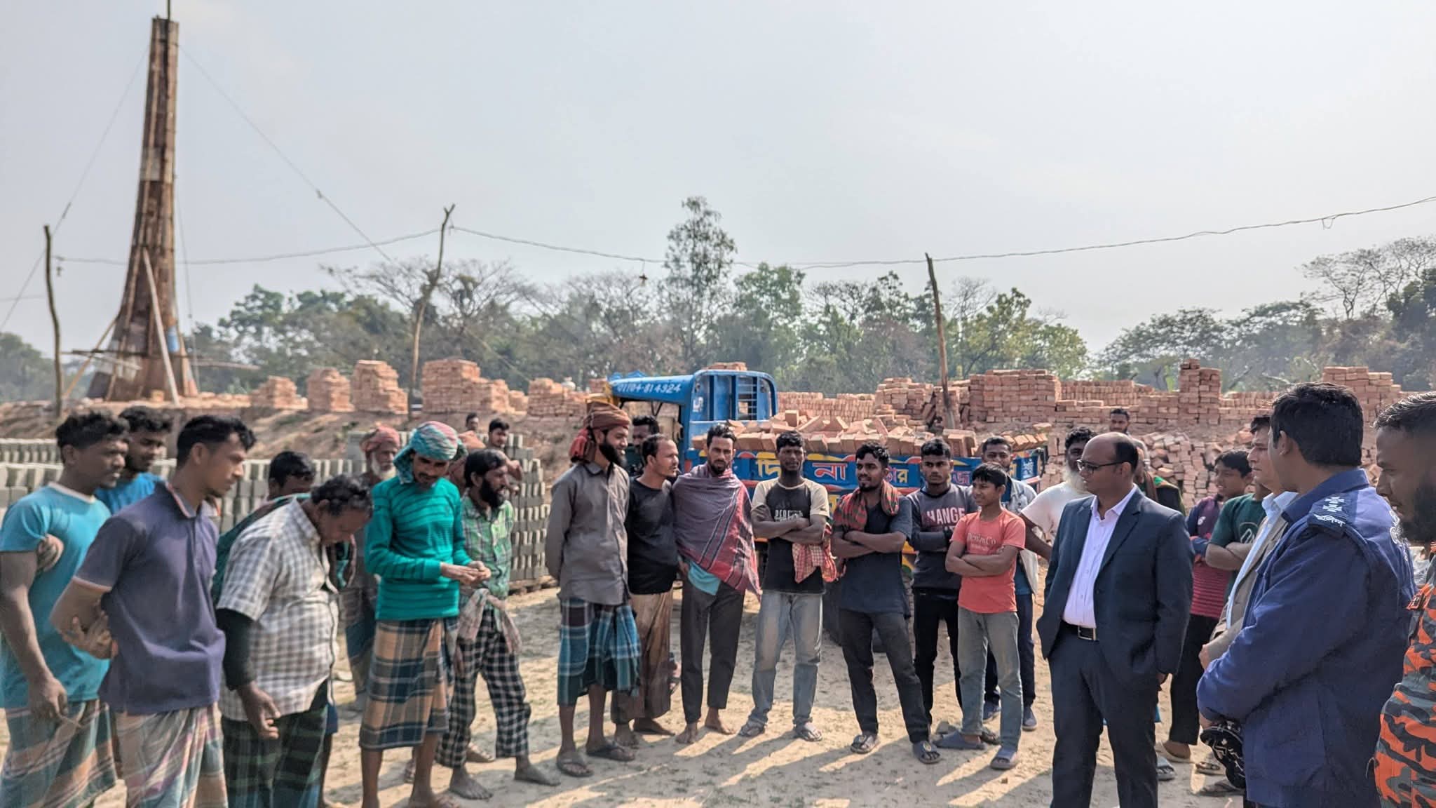 বাকেরগঞ্জে লাইসেন্সবিহীন তিন ইটভাটায় অভিযান, ৩ লাখ ৫০ হাজার টাকা জরিমানা!