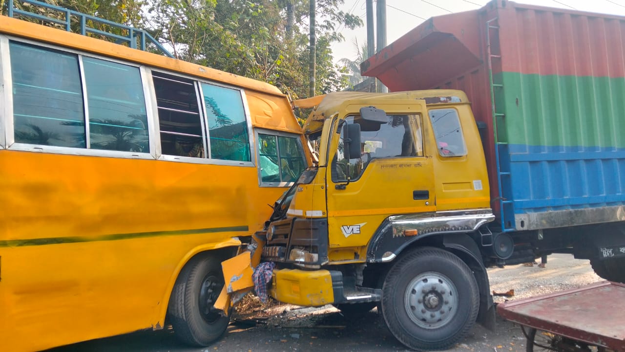বরিশাল-পটুয়াখালী মহাসড়কে ক্যান্টনমেন্ট স্কুলের গাড়ির সঙ্গে কাবার্ড ভ্যানের সংঘর্ষ, আহত দুই ড্রাইভার
