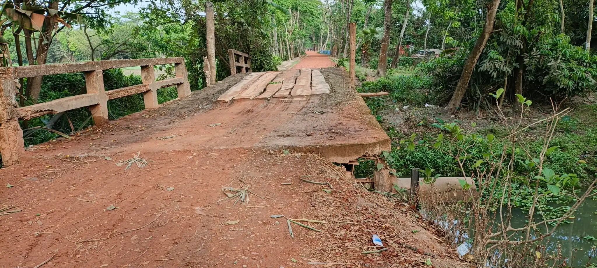 বাকেরগঞ্জ উপজেলার দাড়িয়াল ইউনিয়নের উত্তমপুর উত্তর ঢালিবাড়ি জোড়া আয়রন ব্রিজ এখন মরণ ফাঁদ!
