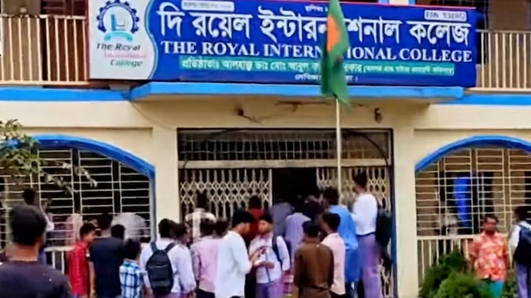 দেবিদ্বারে কলেজে হামলার অভিযোগ: বহিরাগতদের ‘মব’ সৃষ্টিতে উত্তেজনা