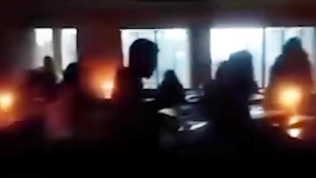 বরিশালে বিদ্যুৎ না থাকায় মোমবাতির আলোয় মাস্টার্স পরীক্ষা, ভিডিও ভাইরাল”