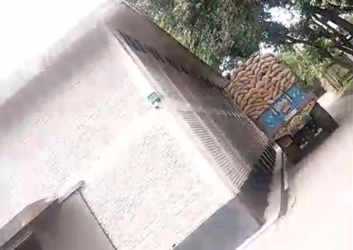 মধুপর খাদ্য গুদামের ভারপ্রাপ্ত কর্মকর্তার বিরুদ্বে অভিযোগ