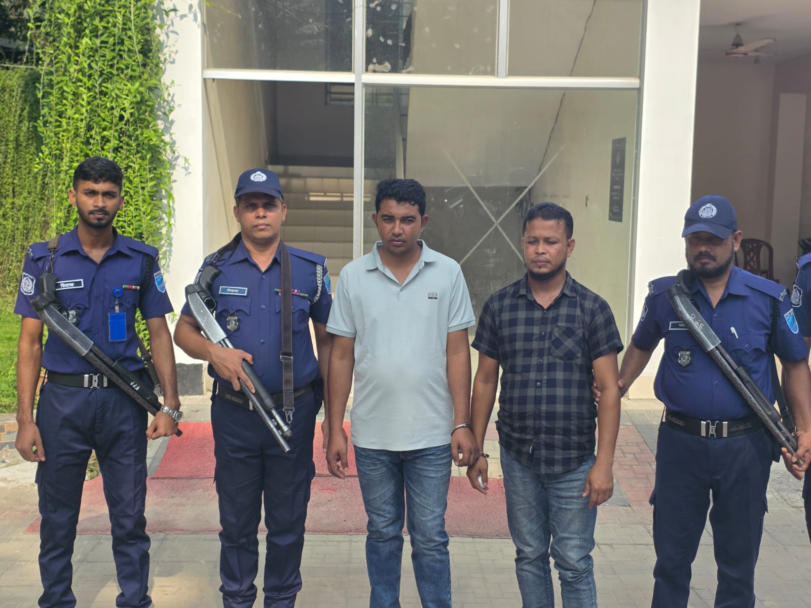 রায়পুরায় ৩টি হত্যাসহ ১০ মামলার আসামি হান্নান ও সন্ত্রাসী নুরুল ইসলাম গ্রেপ্তার