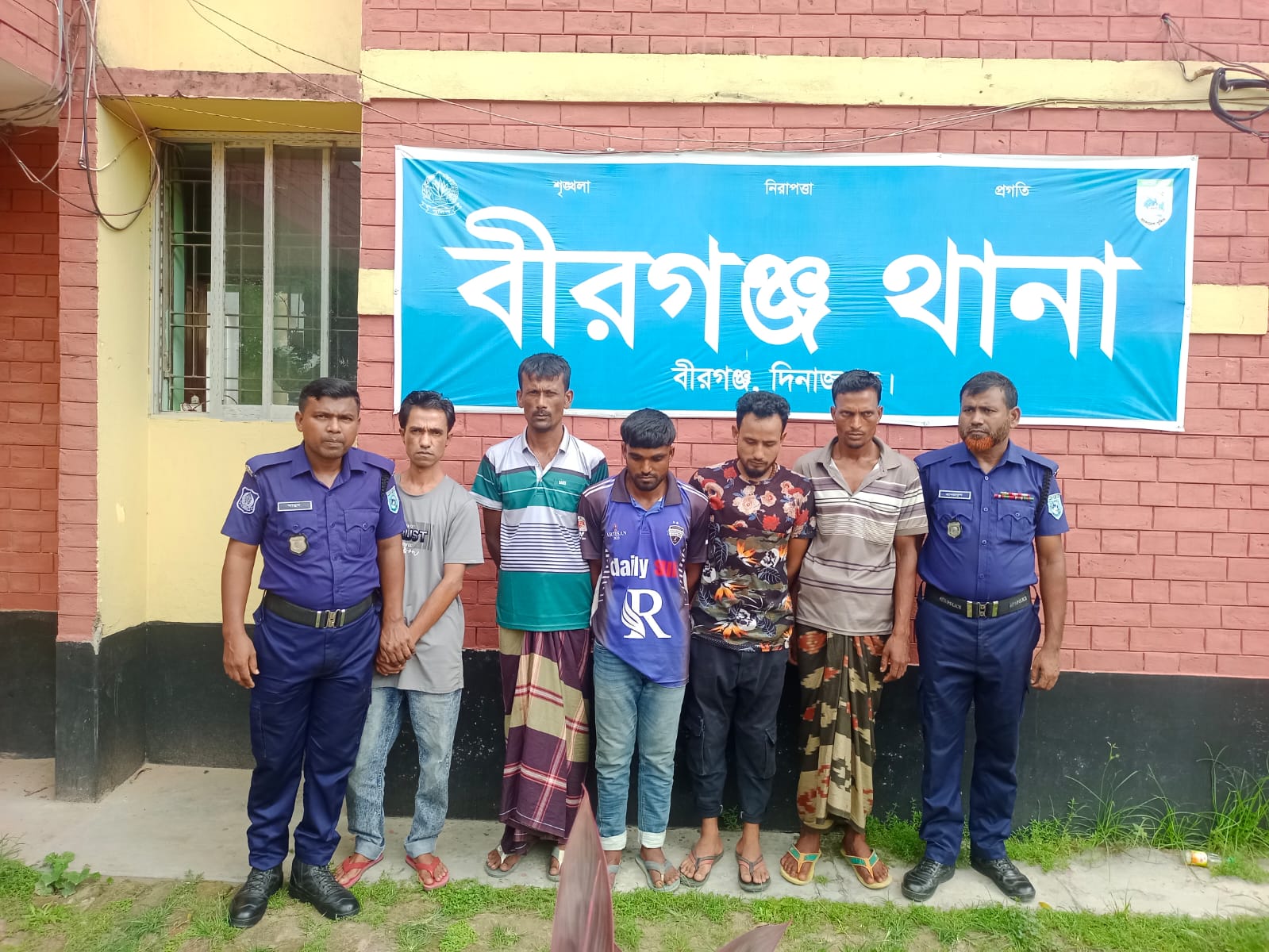 দিনাজপুর বীরগঞ্জে ভ্রাম্যমাণ আদালতে ৫ নেশাখোরের ৬ মাস করে কারাদণ্ড ।