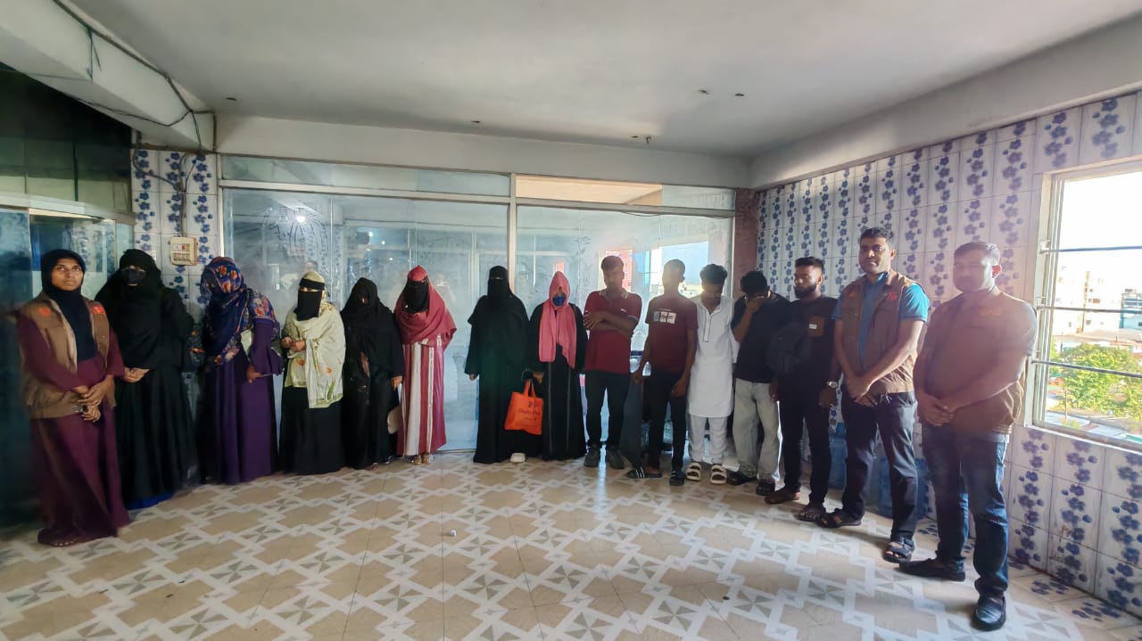 ডিবি), নোয়াখালী অভিযান করে অসামাজিক কাজে জড়িত থাকা ১ জন পুরুষ ও ৫ জন নারী গ্রেফতার।