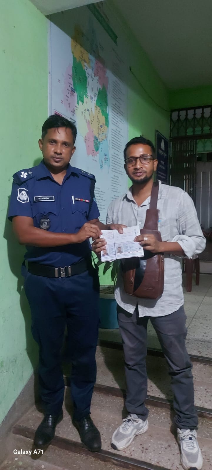 দিনাজপুর বীরগঞ্জে থানা পুলিশের সহায়তায় সৌদি প্রবাসী ফিরে পেল হারিয়ে যাওয়া ব্যাগসহ পাসপোর্ট।