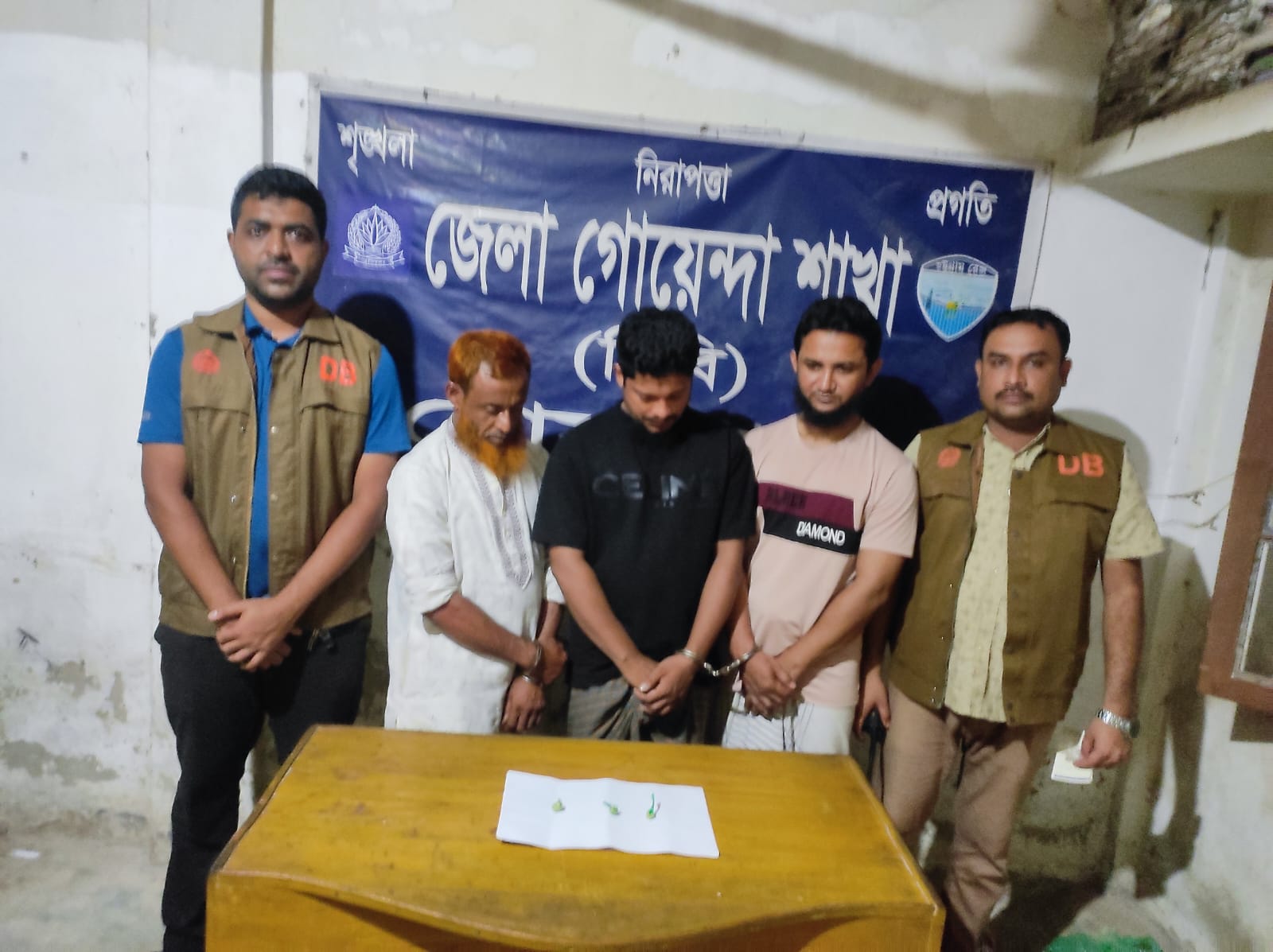 নোয়াখালী ডিবির অভিযান ৪০ পিস ইয়াবা সহ আসামি গ্রেফতার