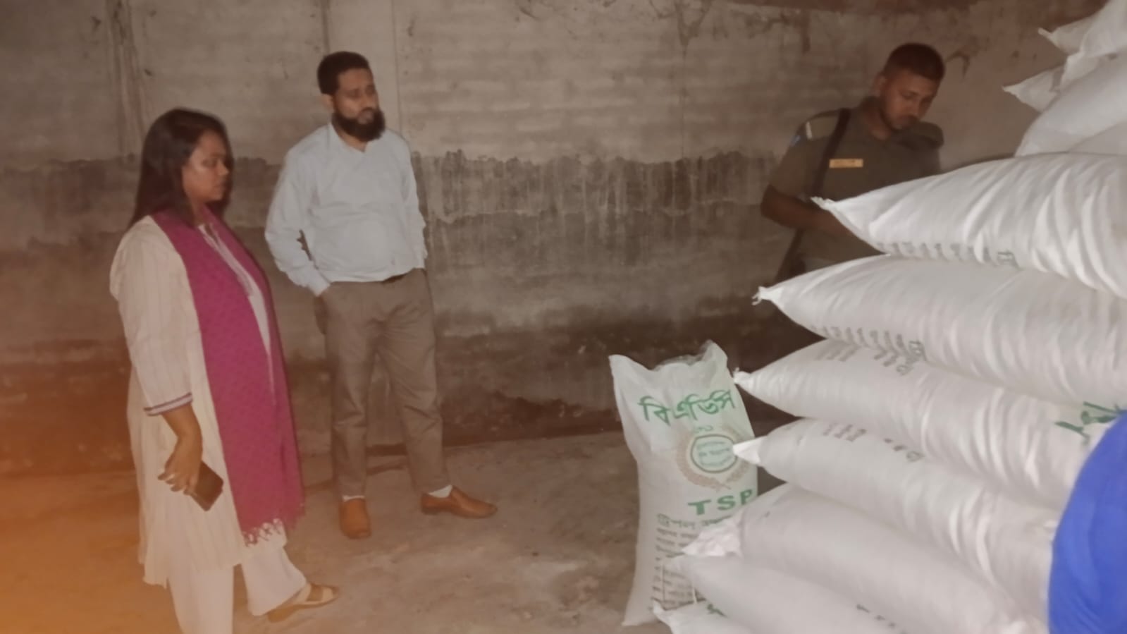 সার সিন্ডিকেটের বিরুদ্ধে বীরগঞ্জে ভ্রাম্যমান আদালতের অভিযান, ১৯৮ বস্তা টিএসপি সার উদ্ধার।