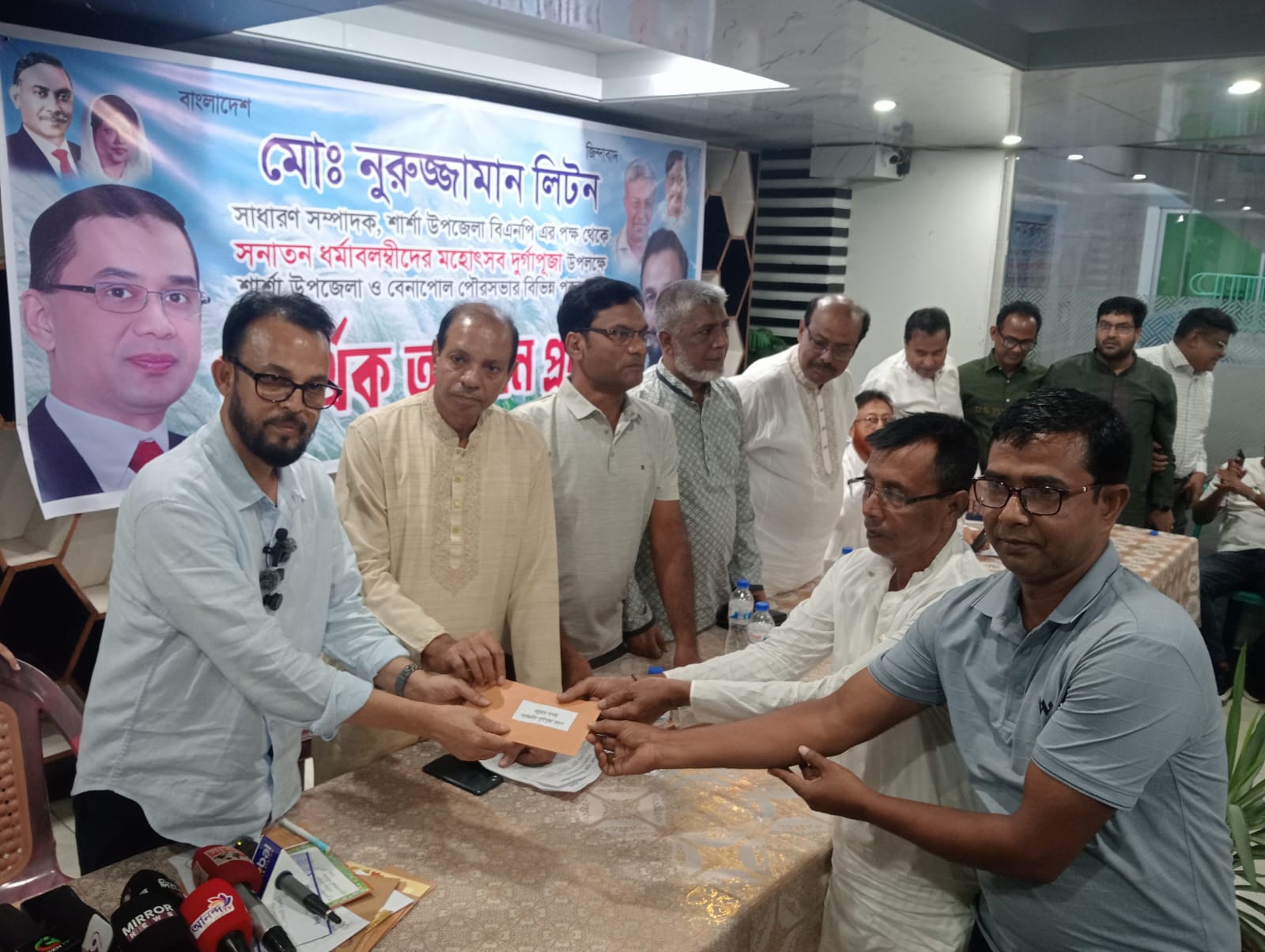যশোরের শার্শায় ৩২টি দুর্গাপূজা মণ্ডপে আর্থিক অনুদান দিল উপজেলা বিএনপির