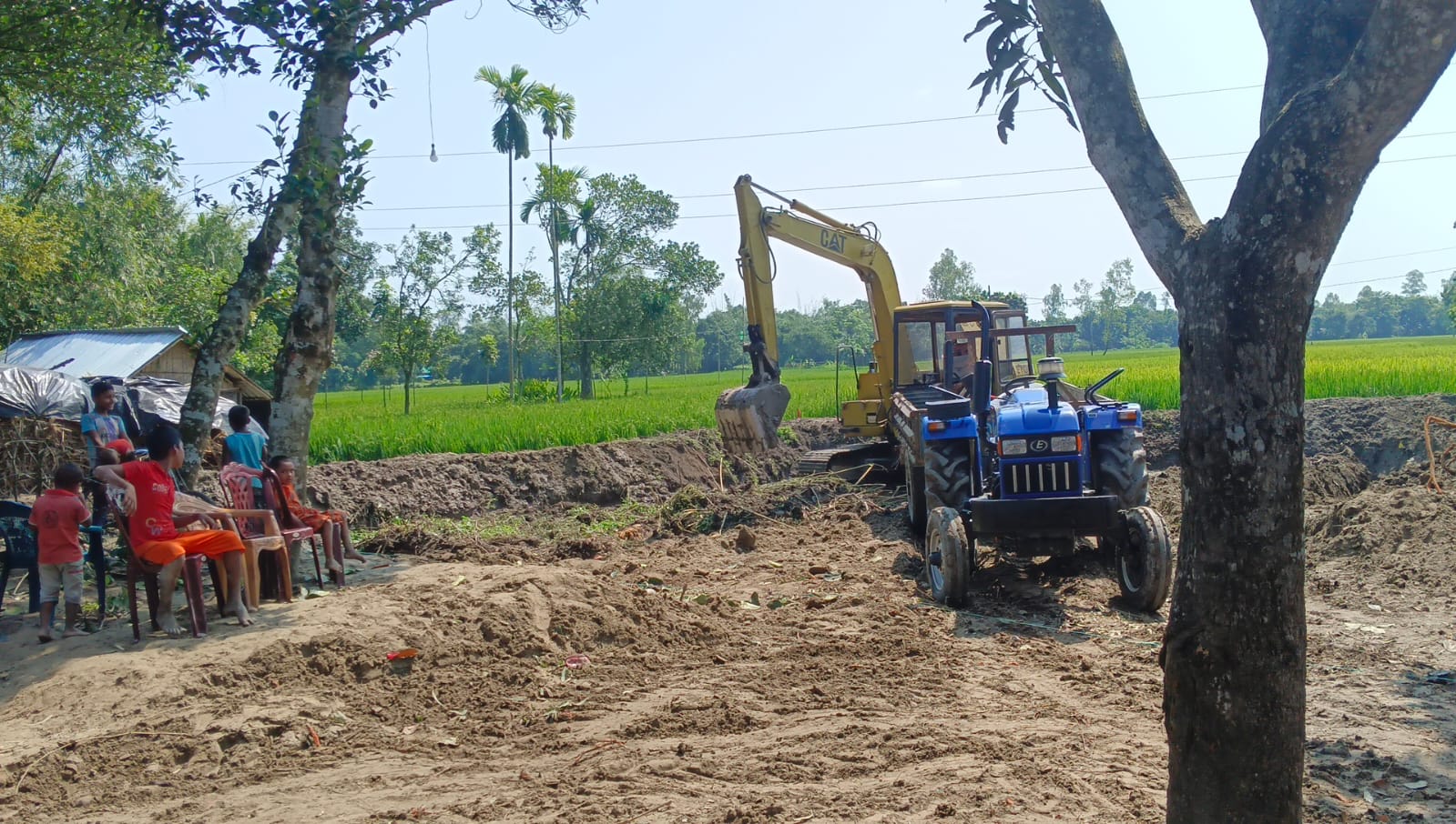 দিনাজপুর বীরগঞ্জে প্রভাব বিস্তার করে অসহায় ভ্যান চালকের বসতবাড়ি গুঁড়িয়ে দিয়ে উচ্ছেদ করে সেখানে পুকুর খনন
