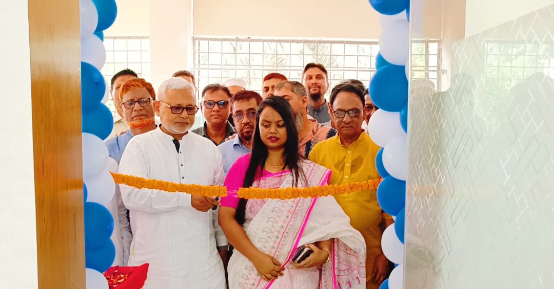 দিনাজপুর বীরগঞ্জে পরিদর্শন কক্ষের উদ্বোধন শেষে বৃক্ষরোপণ কর্মসূচিতে__এমপি মজুনরুল ইসলাম মঞ্জু