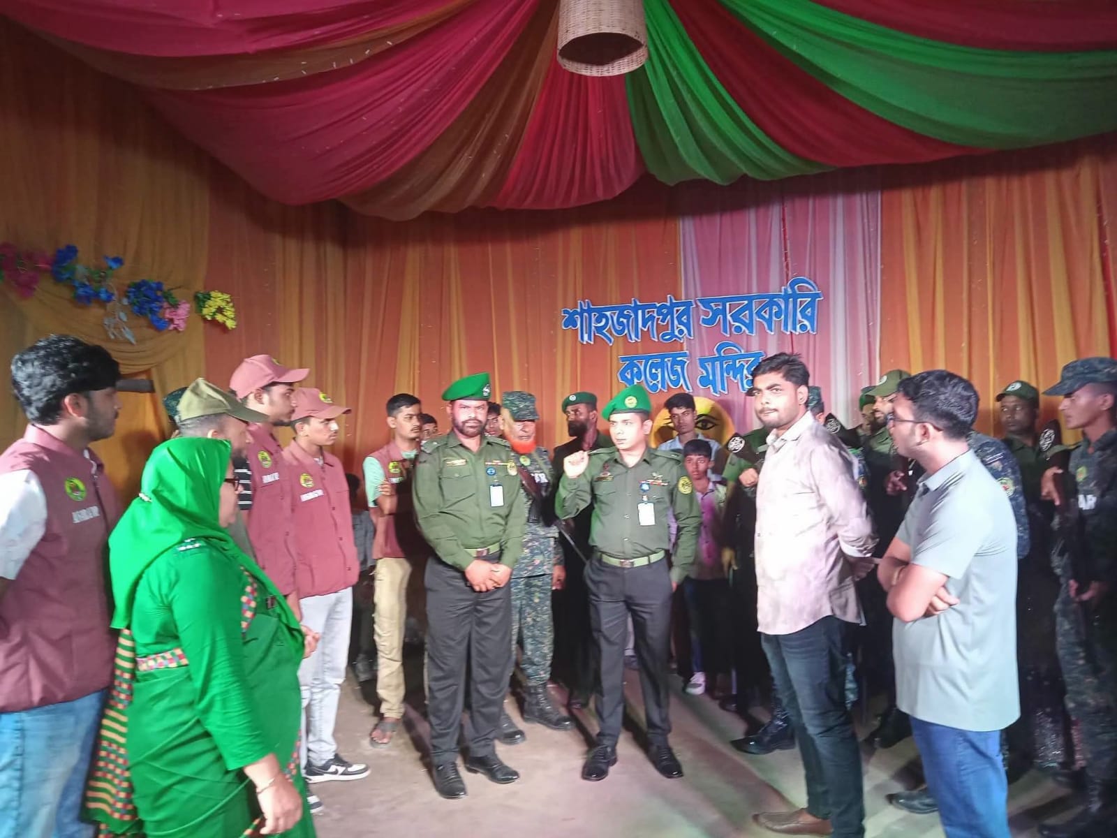 শাহজাদপুরে জেলা কর্মকর্তা আনসার ও ভিডিপি দূর্গা পূজা মন্ডপ পরিদর্শন