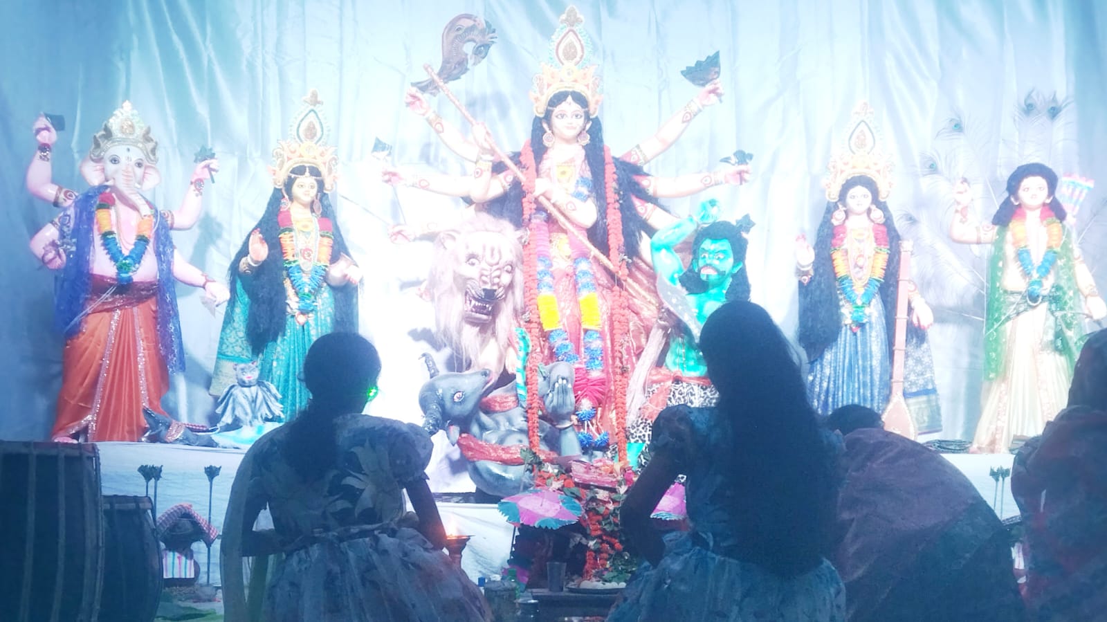 হালিশহর গলিচিপা ও দক্ষিণ কাট্টলীতে অশ্রুসজল চোখে দেবীকে বিদায়