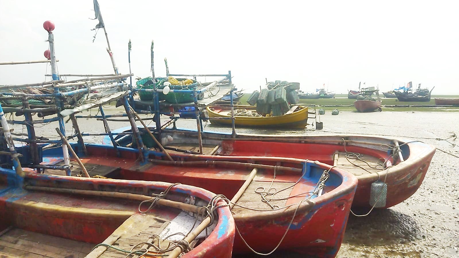মা-ইলিশ রক্ষা নিষেধাজ্ঞা: সাগরে নামার আগেই ঋণের জালে আব্দুল মান্নান,নুরনবি সহ হালিশহরের অসংখ্য মৎস্যজীবীরা।