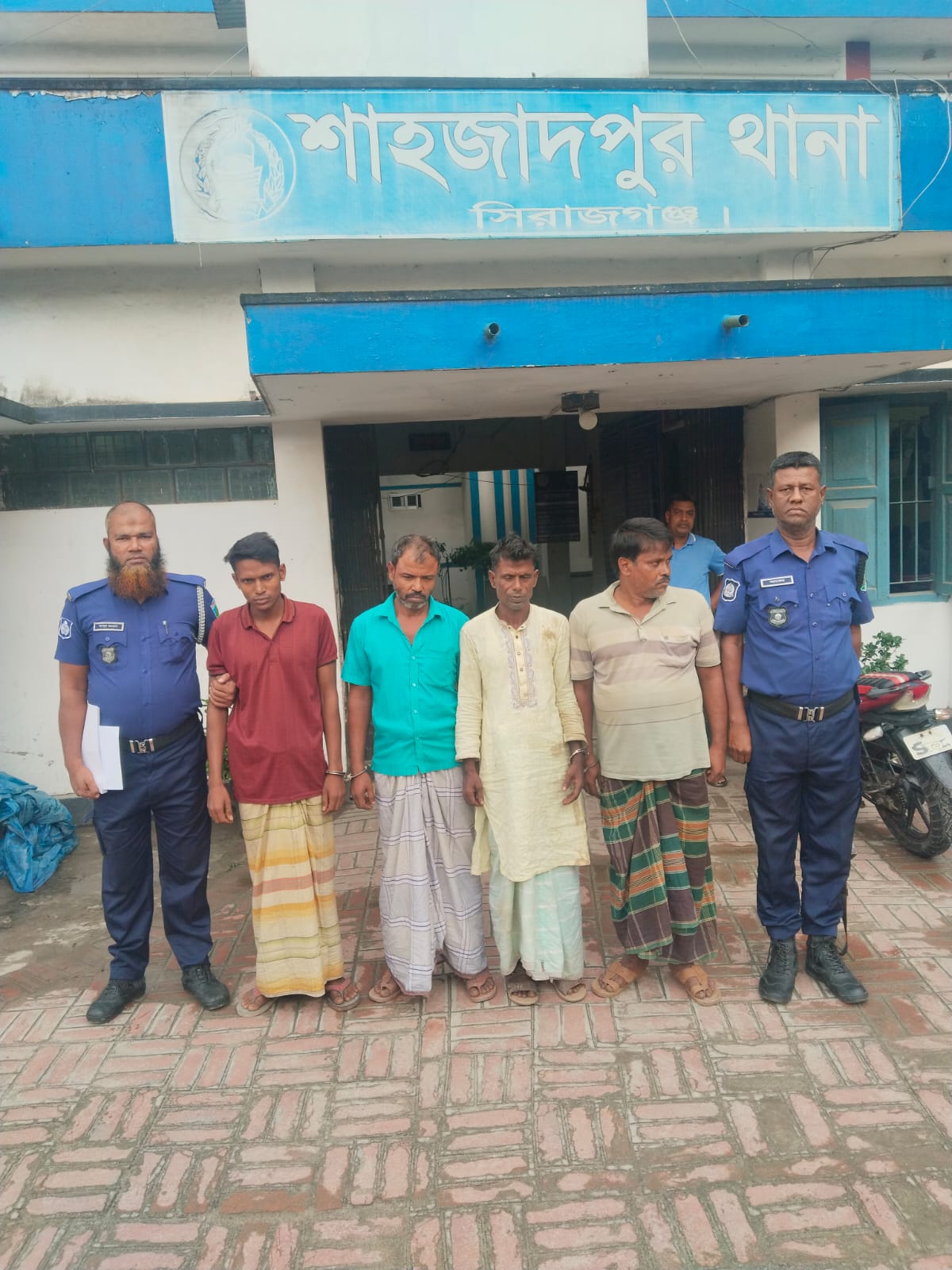শাহজাদপুরে জুয়া অভিযান, নগদ টাকাসহ আটক ৪, পলাতক ১৭
